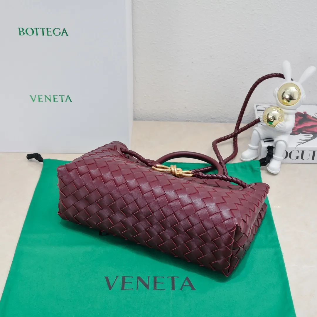 Batch 1960 #Bottega Veneta new horizontal Andiamo handbag, many stars have the same style 🎈 Classic full-body leather weaving with golden rope buckle, stable and chic enough [proud] The whole body is made of Nappa sheep leather, comfortable, soft and dynamic. The sliding metal rope buckle can adjust the shoulder strap, single shoulder / handbag / crossbody, multiple carrying methods, large bag capacity, suitable for commuting / daily / travel This bag is divided into small/medium/large sizes. There is always one that suits you, so take me with you🎀🎀 Size: 29x18x10 Model: 6463#